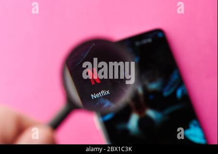 New-York , USA - 4 Giugno 2020: Navigazione dell'app Netflix sul moderno smartphone Throw ingrandimento vista ravvicinata Foto Stock