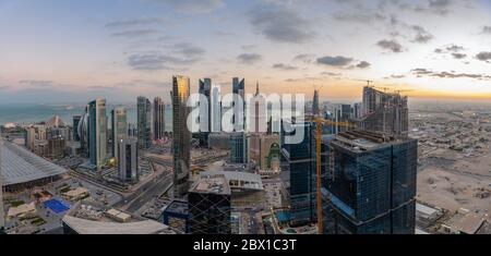 Vista aerea della zona ovest della baia di Doha City. Edifici di Doha Foto Stock