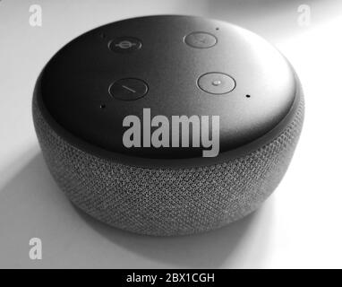 New york / USA - 5 febbraio 2020: Amazon Echo Dot Black 3a generazione - riconoscimento vocale, isolato su bianco backround - altoparlante intelligente con Alexa assistente Foto Stock