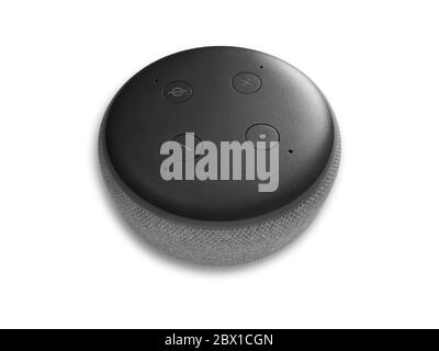 New york / USA - 5 febbraio 2020: Amazon Echo Dot Black 3a generazione - riconoscimento vocale, isolato - altoparlante intelligente con assistente Alexa Foto Stock