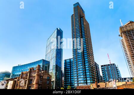 I grattacieli di Liverpool Street e Shoreditch, la Broadgate Tower e la Principal Tower e gli edifici decrepit nell'area di sviluppo intorno a Commercial St, Regno Unito Foto Stock
