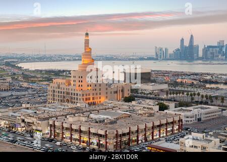 Vista aerea notturna dell'iconica moschea di fanar, Doha Qatar Foto Stock