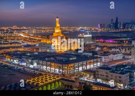 Vista aerea notturna dell'iconica moschea di fanar, Doha Qatar Foto Stock
