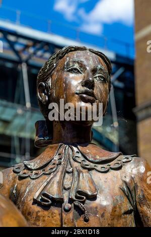 Primo piano del volto della ragazza nella scultura Children of the Kindertransport a Hope Square, Liverpool Street, Londra, Regno Unito Foto Stock