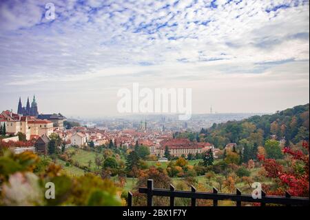 Panorama aereo dai Chiostri di Strahovsky (Monastero di Strahov) su Praga, tra cui il castello di Praga e la città vecchia. Vista frizzante da Petrin Hill Foto Stock