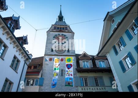 Zug, Svizzera - Settembre 2016: Vista a basso angolo sulla torre dell'orologio Zytturm, un punto di riferimento alto 52 metri nella città vecchia Foto Stock