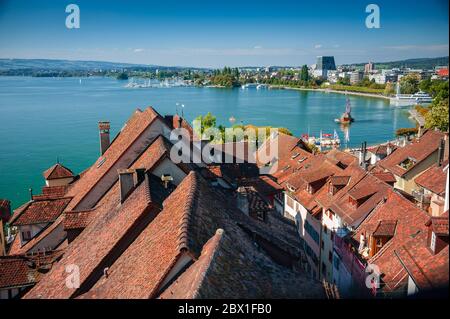 Città vecchia medievale, Zug, Svizzera. Vista dalla torre dell'orologio Zytturm sul panoramico Lago Zug (Zugersee). Tetti rossi lungo il lungolago Foto Stock