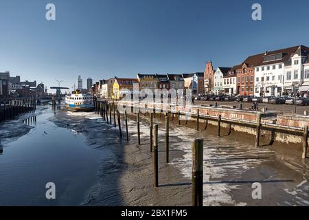 Il porto interno di Husum mentre la bassa marea. Foto Stock