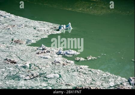 Terminal lago del Ghiacciaio Tasman, Aoraki / Mount Cook in Nuova Zelanda. Vista aerea sul verde, lago semi-congelato con mini iceberg galleggianti Foto Stock