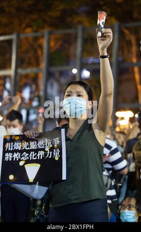 Hong Kong, Hong Kong, Cina. 4 Giugno 2020. Le folle si riuniscono a Victoria Park Hong Kong per una veglia in vista del 31° anniversario della protesta studentesca di Piazza Tiananmen a Pechino. Tradizionalmente Hong Kong è il sito del più grande servizio commemorativo del massacro di Tiananmen del 4 giugno. Quest'anno al raduno è stata negata l'approvazione della polizia sotto l'allontanamento sociale del Covid-19 Regole messe in atto dal governo; una mossa vista come politica in una regione di pochi casi Credit: Jayne Russell/ZUMA Wire/Alamy Live News Foto Stock