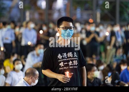 Hong Kong, Hong Kong, Cina. 4 Giugno 2020. Le folle si riuniscono a Victoria Park Hong Kong per una veglia per il 31° anniversario della protesta studentesca di Piazza Tiananmen a Pechino. Tradizionalmente Hong Kong è il sito del più grande servizio commemorativo del massacro di Tiananmen del 4 giugno. Quest'anno al raduno è stata negata l'approvazione della polizia ai sensi delle regole di allontanamento sociale del Covid-19 Messo in atto dal governo; una mossa vista come politica in una regione di pochi casi Credit: Jayne Russell/ZUMA Wire/Alamy Live News Foto Stock