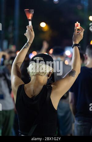 Hong Kong, Hong Kong, Cina. 4 Giugno 2020. Le folle si riuniscono a Victoria Park Hong Kong per una veglia per il 31° anniversario della protesta studentesca di Piazza Tiananmen a Pechino. Tradizionalmente Hong Kong è il sito del più grande servizio commemorativo del massacro di Tiananmen del 4 giugno. Quest'anno al raduno è stata negata l'approvazione della polizia ai sensi delle regole di allontanamento sociale del Covid-19 Messo in atto dal governo; una mossa vista come politica in una regione di pochi casi Credit: Jayne Russell/ZUMA Wire/Alamy Live News Foto Stock