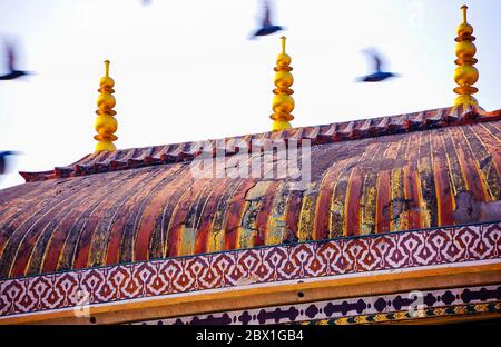 Tetto multicolore a Ganesh Pol Gateway presso l'Amer o Amber Fort, Rajasthan, India. Architettura di influenza islamica, decorata in modo ornato Foto Stock