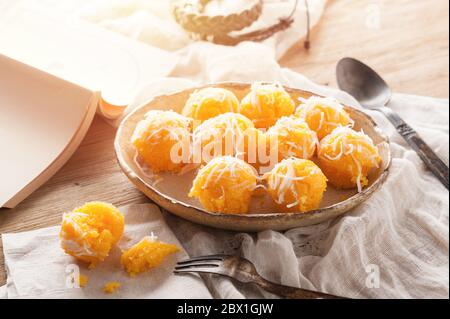 Torta di palma Toddy o Kanom Tan, dessert tradizionale tailandese. L'abbronzatura Khanom è fatta da farina di riso, frutta di palma di zucchero matura, latte di cocco, cocco raschiato, zucchero Foto Stock