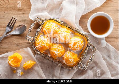 Torta di palma Toddy o Kanom Tan, dessert tradizionale tailandese. L'abbronzatura Khanom è fatta da farina di riso, frutta di palma di zucchero matura, latte di cocco, cocco raschiato, zucchero Foto Stock