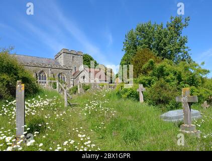 Boughton Monchelsea Village, Kent, Regno Unito. Cimitero della Chiesa di San Pietro (edificio classificato di grado II) Foto Stock