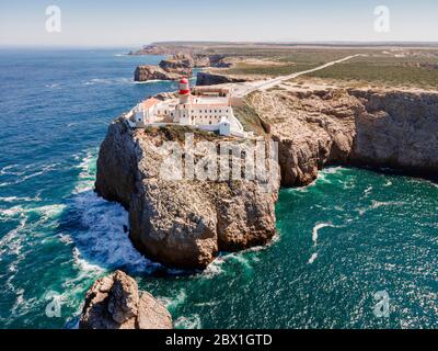 Splendido faro situato sulle alte scogliere di Saint Vincent cape a Sagres, Algarve, Portogallo Foto Stock