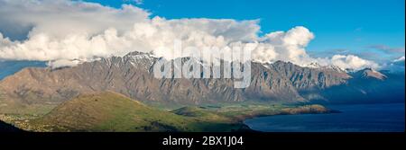 Panorama, vista della catena montuosa Remarkables con cime innevate, Otago, Isola del Sud, Nuova Zelanda Foto Stock