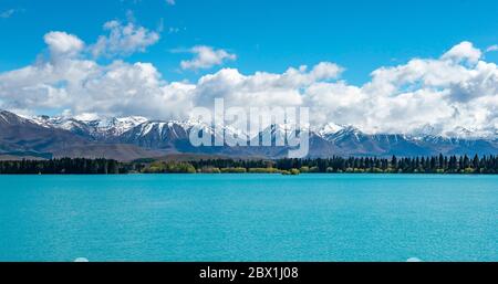 Panorama, acque turchesi, Lago Pukaki, ben Ohau Range con neve, Canterbury Regione, Southland, Nuova Zelanda Foto Stock