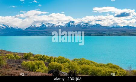Panorama, acque turchesi, Lago Pukaki, ben Ohau Range con neve, Canterbury Regione, Southland, Nuova Zelanda Foto Stock