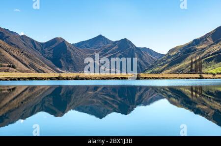 Montagne che si riflettono nel lago, lago fuma vicino a Queenstown, Regione di Otago e Southland, Nuova Zelanda Foto Stock