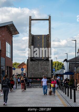 Gloucester, Regno Unito - Settembre 08 2019: Il ponte Llanthony Cantilever all'ingresso di Gloucester Quays Foto Stock