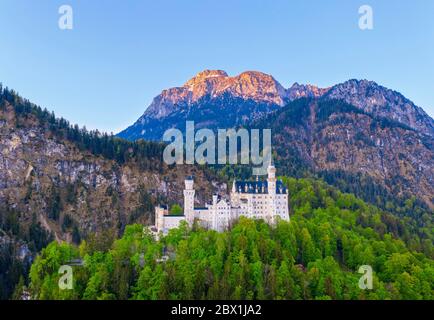 Castello di Neuschwanstein, montagna Saeuling alla luce del mattino, Alpi Ammergau, vicino Schwangau, colpo di drone, Allgaeu orientale, Allgaeu, Svevia, Baviera Foto Stock