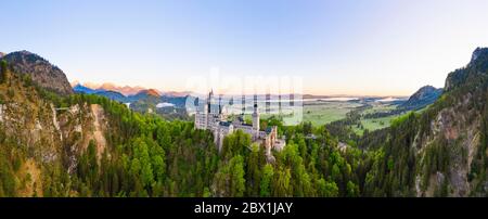 Panorama, Castello di Neuschwanstein, dietro il Forggensee, vicino a Schwangau, colpo di drone, Allgaeu orientale, Allgaeu, Svevia, Baviera, Germania Foto Stock
