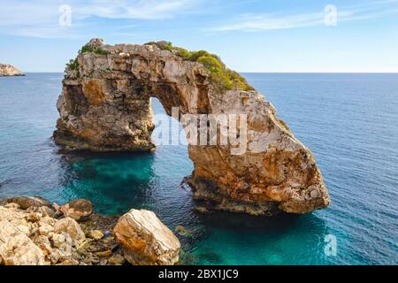 Rock gate es Pontas nel mare, vicino Cala Santayi, vicino Santanyi, regione Migjorn, Maiorca, Isole Baleari, Spagna Foto Stock