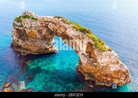 Porta rocciosa es Pontas nel mare, vicino Cala Santayi, vicino Santanyi, Migjorn regione, drone shot, Maiorca, Baleari, Spagna Foto Stock