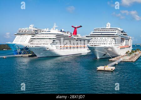 NASSAU, BAHAMAS - 1 aprile 2016 - MCS Divina, Carnival Victory e Norwegian Escape Cruise Ships attraccati a Nassau, Bahamas. Foto Stock