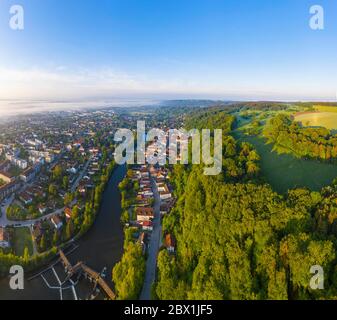 Wolfratshausen, città vecchia con Loisach e la foresta di montagna, Toelzer Land, drone shot, alta Baviera, Baviera, Germania Foto Stock