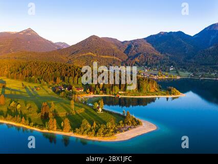 Walchensee con nani della penisola nella luce del mattino, colpo di drone, alta Baviera, Baviera, Germania Foto Stock