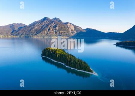 Isola Sassau, Lago Walchensee, dietro Herzogstand, vicino Kochel am See, colpo di drone, alta Baviera, Baviera, Germania Foto Stock