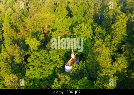 Cappella della Trinità nella Foresta di montagna, Wolfratshausen, Toelzer Land, colpo di drone, alta Baviera, Baviera, Germania Foto Stock