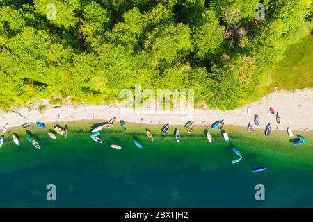 Barche a remi sulla riva del lago dall'alto, Sylvensteinsee, vicino a Lenggries, Isarwinkel, colpo di drone, alta Baviera, Baviera, Germania Foto Stock