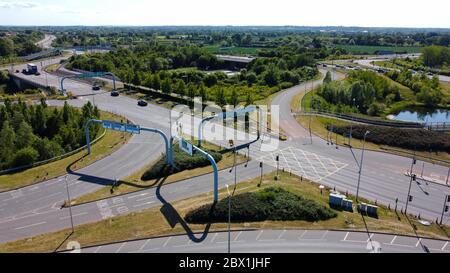 Reading, Regno Unito - Maggio 25 2020: Veduta aerea dell'incrocio tra Basingstoke Road e la B3270 a Whitley Wood Foto Stock