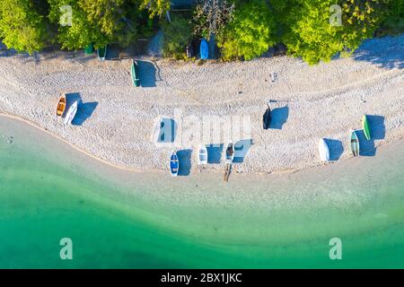 Barche sulla riva sud del lago Walchensee dall'alto, vicino a Kochel am See, colpo di drone, alta Baviera, Baviera, Germania Foto Stock