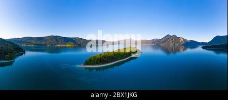 Panorama dal Lago Walchensee, Isola di Sassau, sulla destra Herzogstand, vicino Kochel am See, colpo di drone, alta Baviera, Baviera, Germania Foto Stock