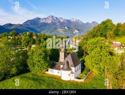 Chiesa protestante, Kochel am See, nella parte posteriore cima Herzogstand, Toelzer Land, drone shot, alta Baviera, Germania Foto Stock