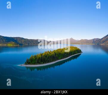 Isola Sassau, Lago Walchensee, vicino Kochel am See, colpo di drone, alta Baviera, Baviera, Germania Foto Stock