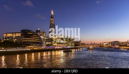 Il Tamigi e i moderni edifici alti, più Londra Riverside in serata, The Shard e Greater London auditory, Londra, Inghilterra, Great Foto Stock