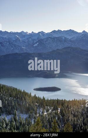 Vista da Jochberg a Walchensee in inverno con neve, Alpi, alta Baviera, Baviera, Germania Foto Stock