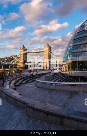 Tower Bridge, più London Riverside con Greater London Authority, Londra, Inghilterra, Regno Unito Foto Stock