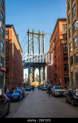 Vista da Main Street a Manhattan Bridge e Empire state Building, Dumbo, Brooklyn, New York, USA Foto Stock