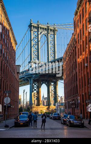 Vista da Main Street a Manhattan Bridge e Empire state Building, Dumbo, Brooklyn, New York, USA Foto Stock