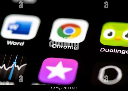 Browser Chrome, icone delle app sul display di un telefono cellulare, iPhone, smartphone, primo piano Foto Stock