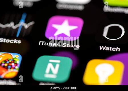 ITunes Store, icone delle app sul display di un telefono cellulare, iPhone, smartphone, primo piano Foto Stock