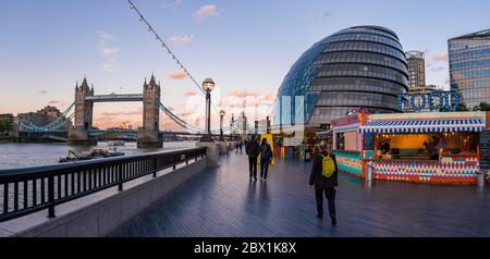 Tower Bridge, più London Riverside con Greater London Authority, Londra, Inghilterra, Regno Unito Foto Stock