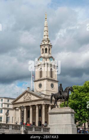 Trafalgar Square, la statua di Re Giorgio IV, la chiesa di San Martino-in-the-Fields, Londra, Inghilterra, Gran Bretagna Foto Stock